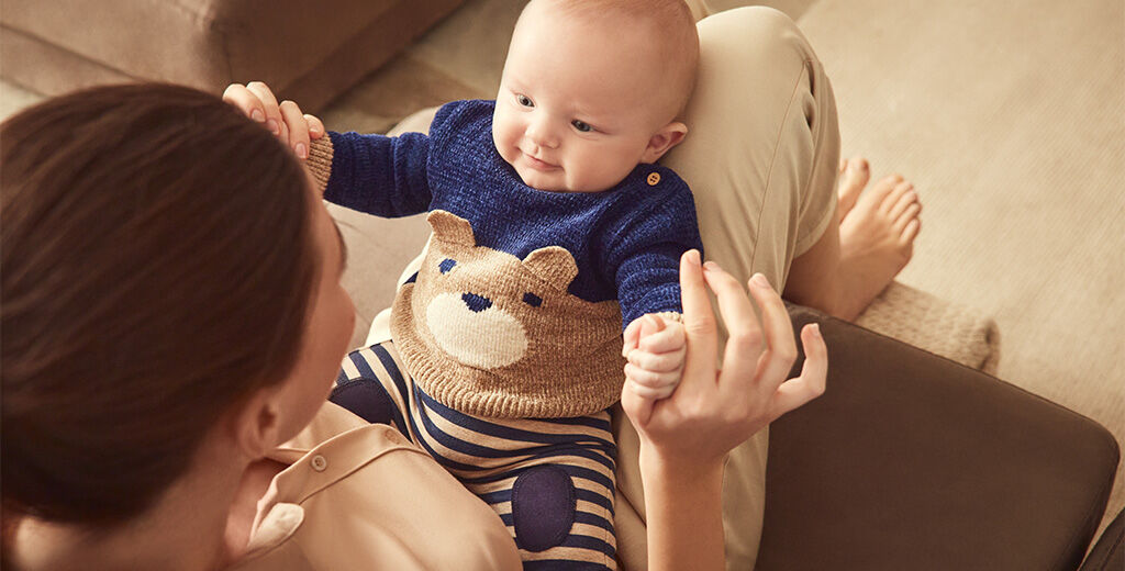https://www.chicco.it/dw/image/v2/BJJJ_PRD/on/demandware.static/-/Sites-Chicco-Italy-Library/it_IT/dw02c263fc/site/06-Pagina di Categoria/Fashion/Abbigliamento/Nuova Collezione/2025/AI 2025/INVERNO/1024x520px-CHICCO FW_24_25_12_2686.jpg
